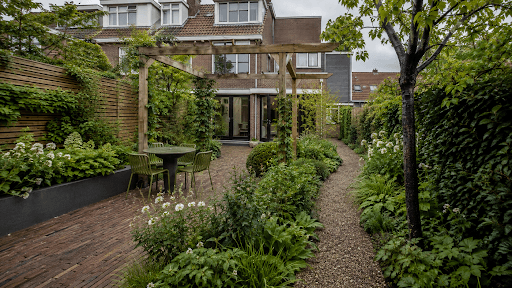 Realistische sfeerimpressie van een tuin